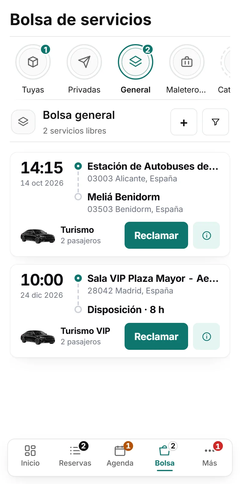 La Bolsa de servicios de WAT en el móvil: las bolsas «Tuyas», «Privadas» y «General», y dos servicios libres con su hora, su trayecto, el tipo de vehículo y el botón «Reclamar».